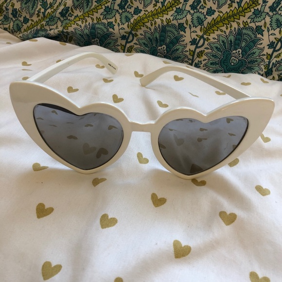 Dolls Kill Accessories - 🚨MISC - Heart Frame Sunglasses